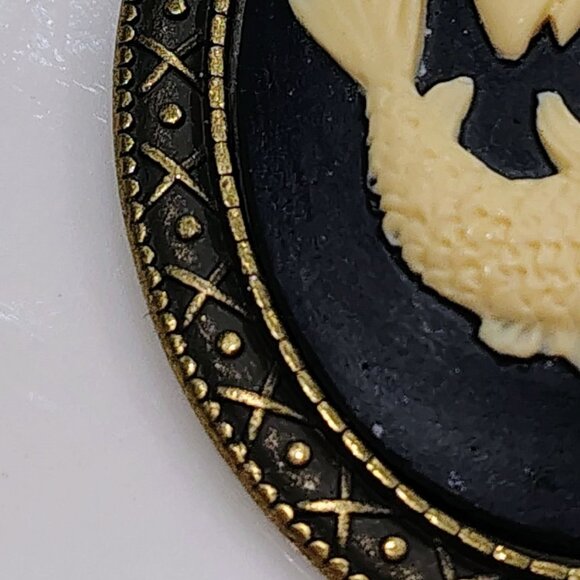 Vtg & MOD Double Fish Cameo Pendant Antique Gold Tone Black Lucite Pisces Zodiac - Picture 4 of 7